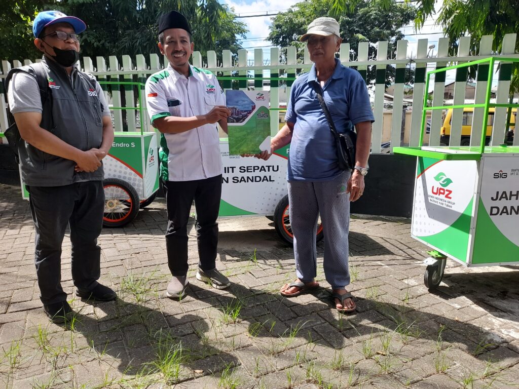 Program Tuban Berdaya, UPZ SIG GhoPO Tuban Bagikan 10 Gerobak Jahit Sepatu