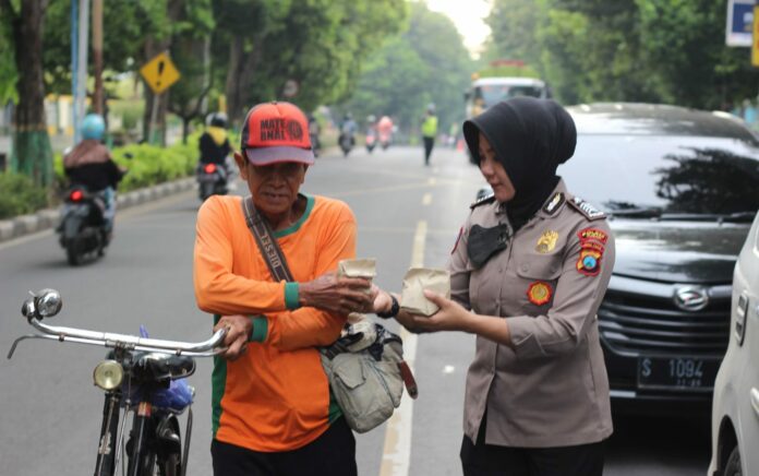 Sedekah Berkah, Setiap Jumat Polres Tuban Bagikan Nasi Kotak ke Masyarakat