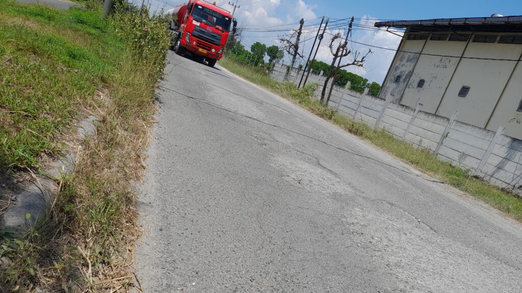 Truk Tangki Pertamina Fuel Terminal Tuban Dianggap Jadi Biang Kerusakan Jalan di Tasikharjo