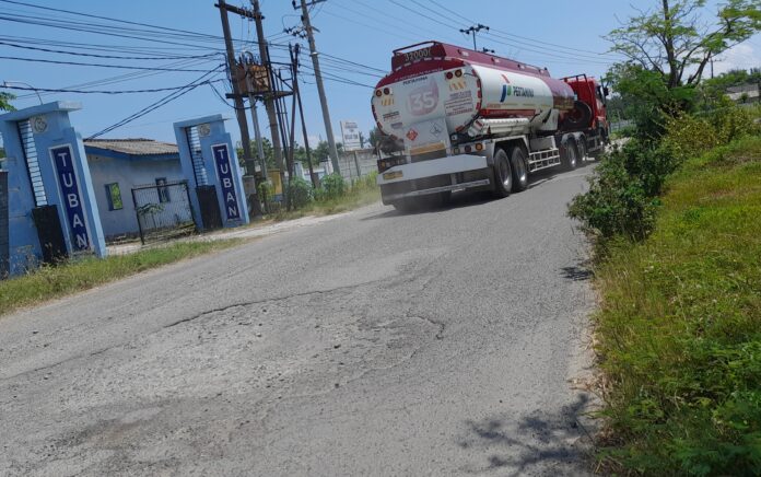 Truk Tangki Pertamina Fuel Terminal Tuban Dianggap Jadi Biang Kerusakan Jalan di Tasikharjo