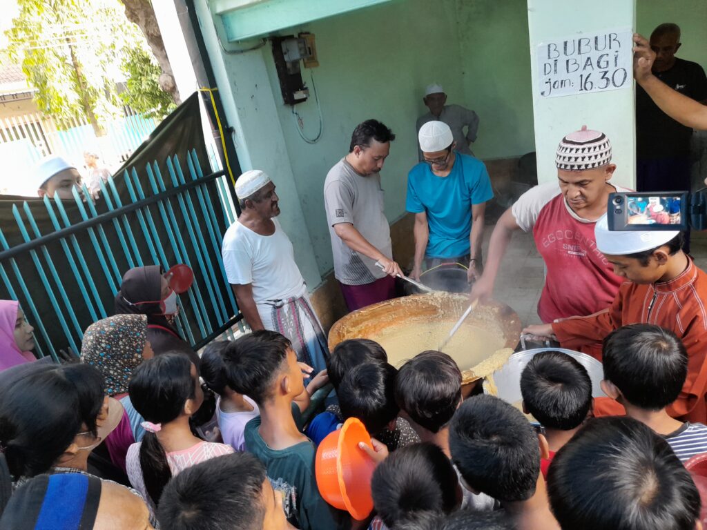 Berburu Bubur Muhdor, Makanan Khas Bulan Ramadhan di Kampung Arab Tuban