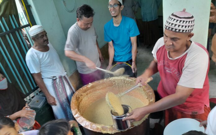 Berburu Bubur Muhdor, Makanan Khas Bulan Ramadhan di Kampung Arab Tuban