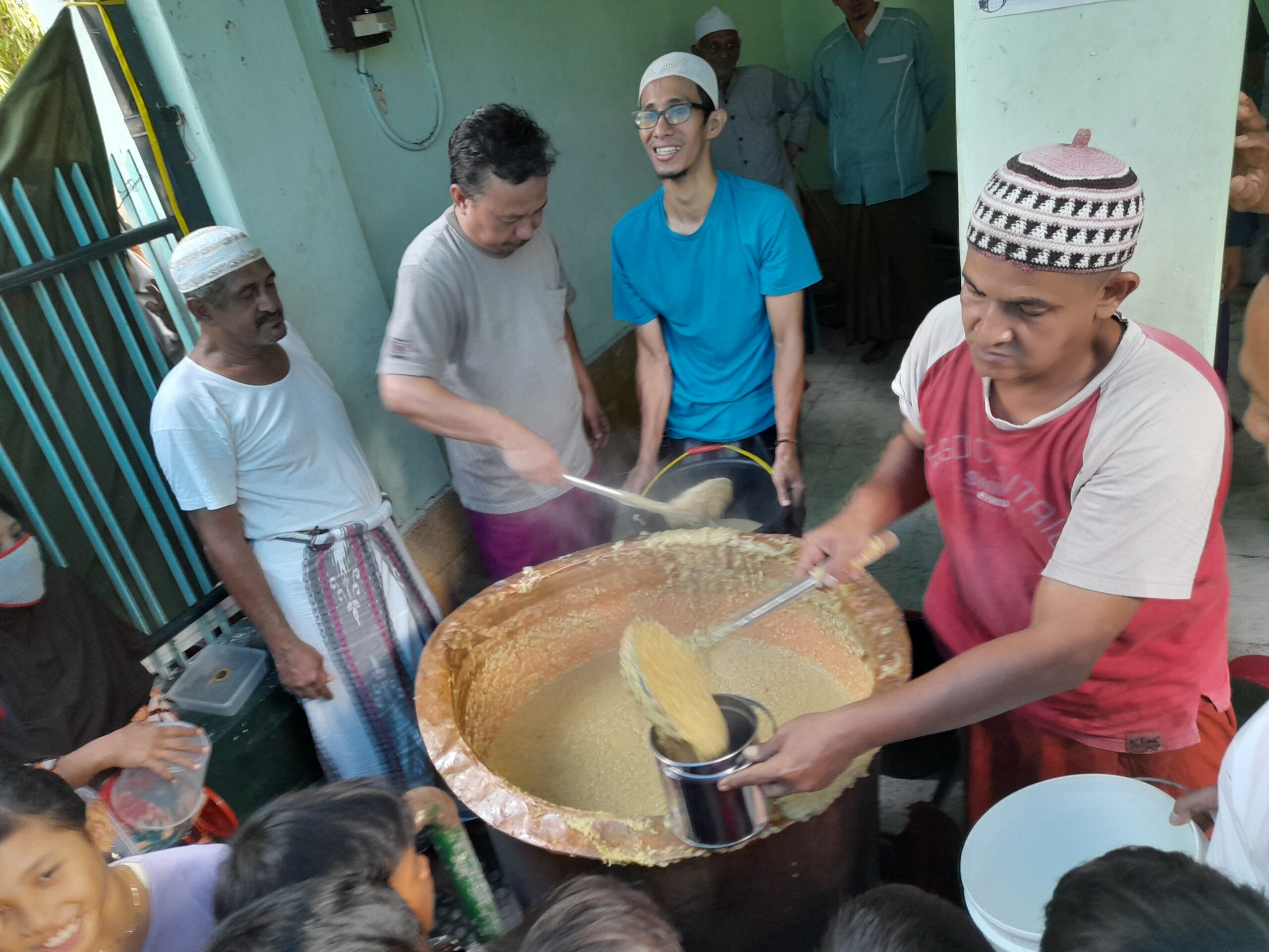 Berburu Bubur Muhdor, Makanan Khas Bulan Ramadhan di Kampung Arab Tuban