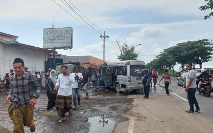 Hilang Kendali, Mobil Rombongan Peziarah Tabrak Truk Parkir di Depan PT SWJ Tuban