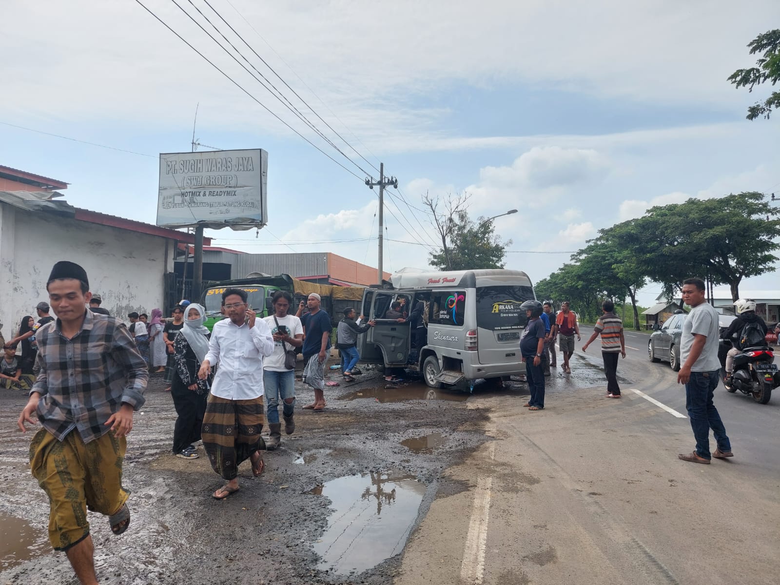 Hilang Kendali, Mobil Rombongan Peziarah Tabrak Truk Parkir di Depan PT SWJ Tuban