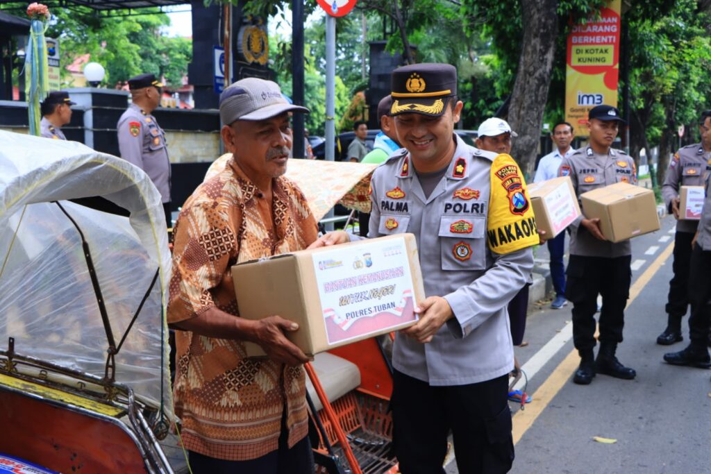 Bantuan Kemanusian, Polres Tuban Bagikan Puluhan Paket Sembako ke Warga