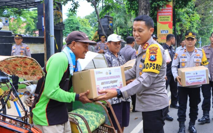 Bantuan Kemanusian, Polres Tuban Bagikan Puluhan Paket Sembako ke Warga