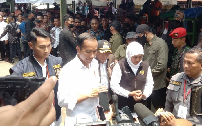 Blusukan ke Pasar Sambonggede, Jokowi: Harga Bahan Pokok di Tuban Lebih Murah