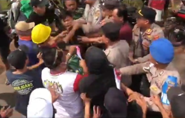 Sikap Represif Anggota Polres Tuban, Massa Aksi Unjuk Rasa Dicekik Hingga Ditendang