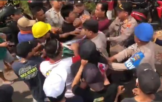 Sikap Represif Anggota Polres Tuban, Massa Aksi Unjuk Rasa Dicekik Hingga Ditendang