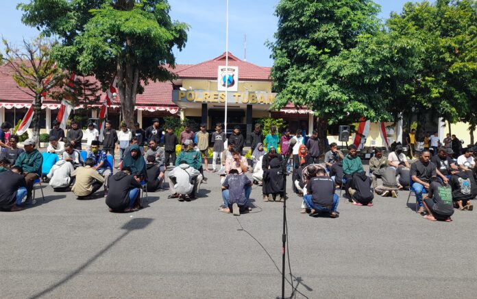 Tangisan Orang Tua Saat Melihat Anaknya Diamankan Polisi, Pamit Mau Ngopi