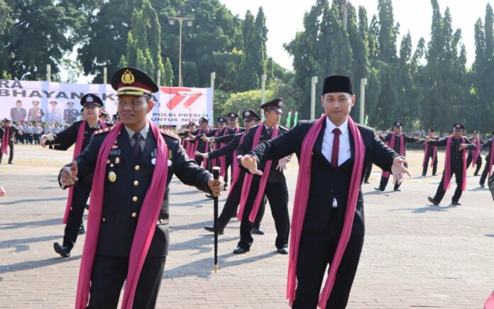 Puncak Hari Bhayangkara ke-77, Kapolres Tuban Bareng Mas Lindra Peragakan Tari Langen Tayub