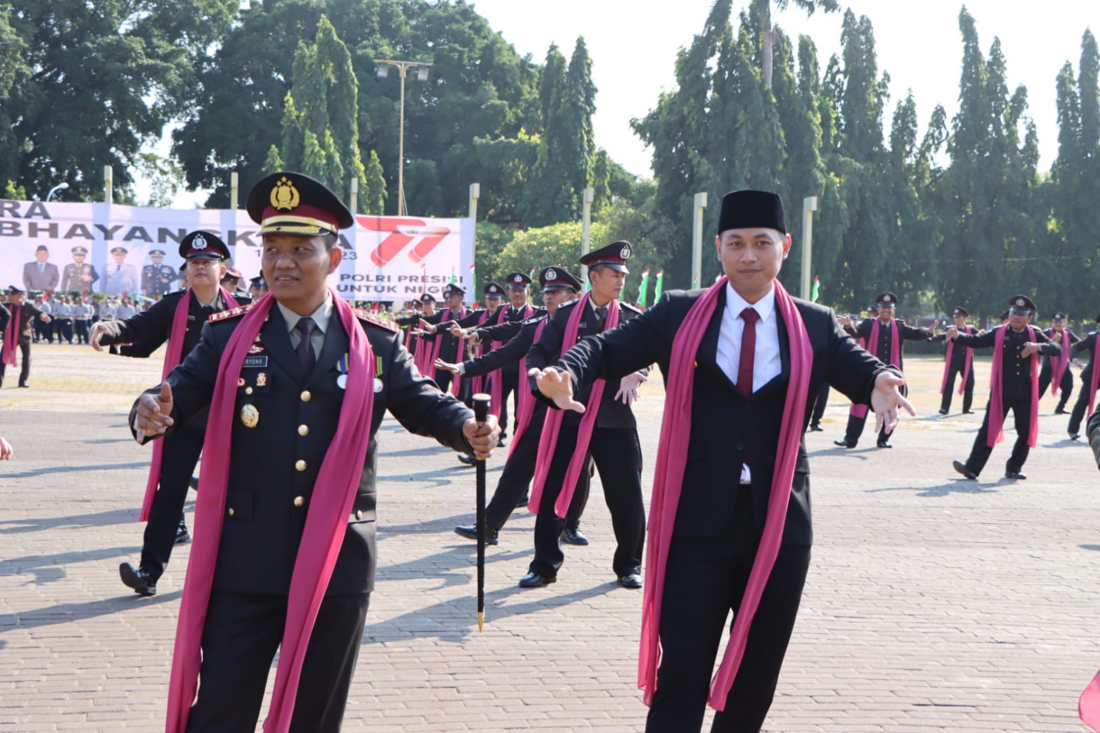 Puncak Hari Bhayangkara ke-77, Kapolres Tuban Bareng Mas Lindra Peragakan Tari Langen Tayub