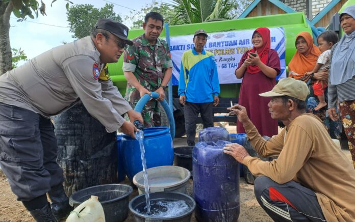 Musim Kemarau, Polres Tuban Bagikan 20 Tangki Air Bersih di Wilayah Grabakan dan Semanding