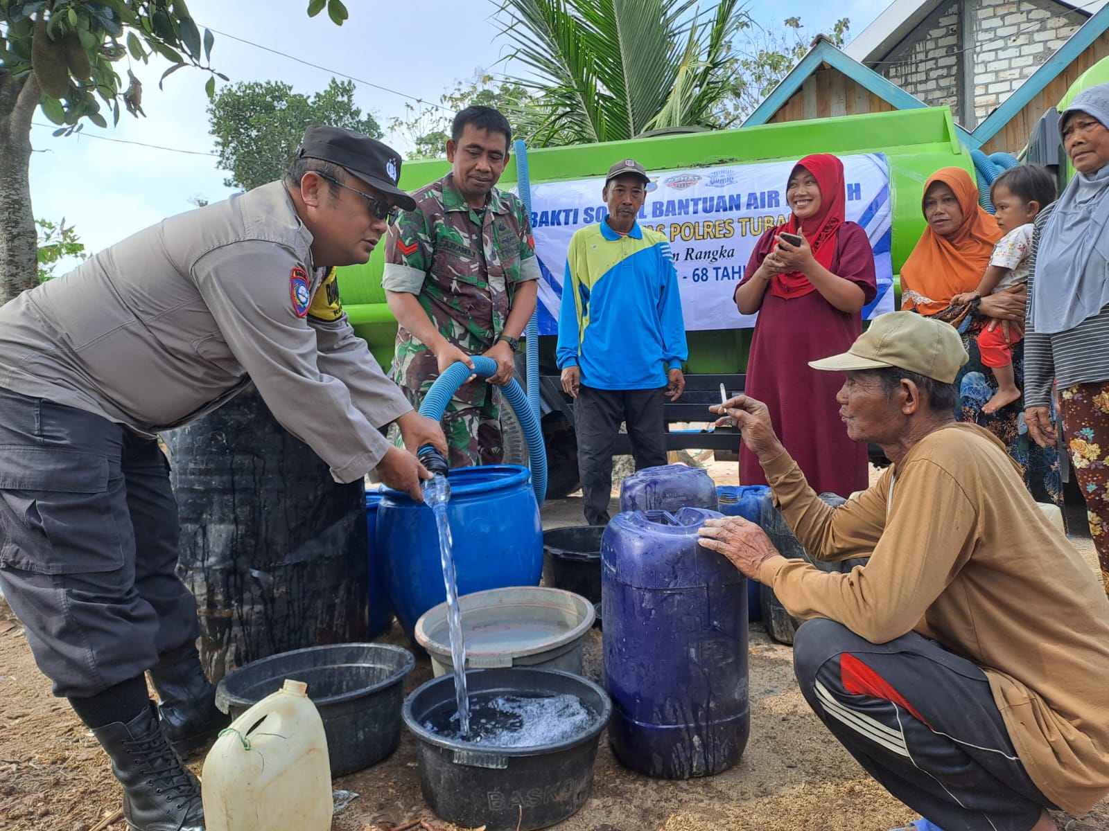 Musim Kemarau, Polres Tuban Bagikan 20 Tangki Air Bersih di Wilayah Grabakan dan Semanding