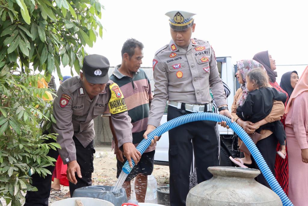 Musim Kemarau, Polres Tuban Bagikan 20 Tangki Air Bersih di Wilayah Grabakan dan Semanding