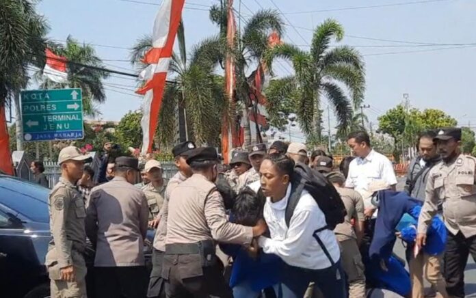 Oknum Anggota Polisi Bertindak Represif Kepada Pendemo, Kapolres Tuban Pilih Bungkam