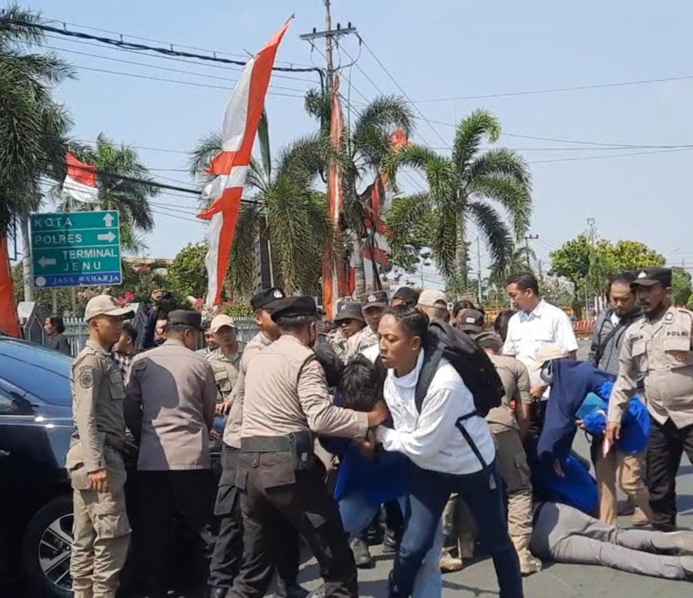 Oknum Anggota Polisi Bertindak Represif Kepada Pendemo, Kapolres Tuban Pilih Bungkam