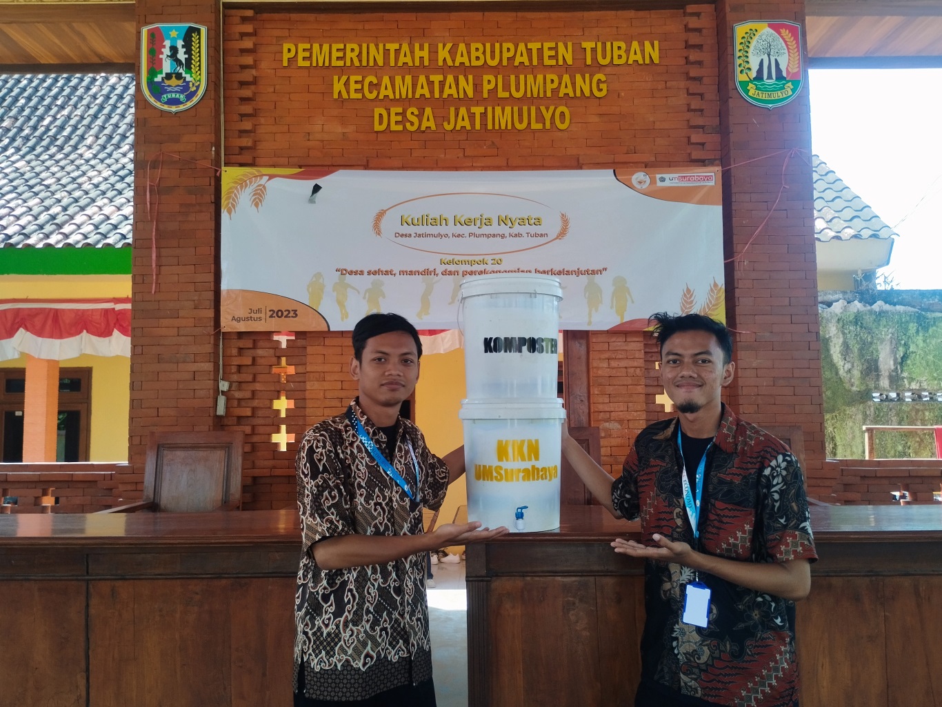 Mahasiswa KKN UM Surabaya Ciptakan Inovasi Komposter Sebagai Alternatif Penggunaan Pupuk Organik.