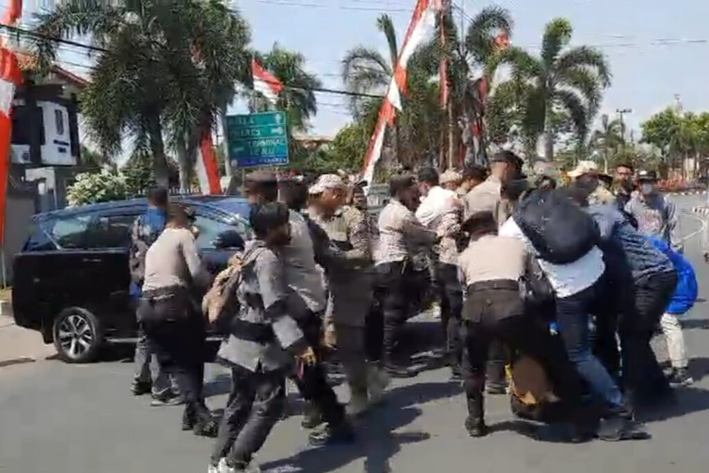 Aksi Demonstrasi PC PMII Tuban Mendapatkan Tindakan Represif Dari Anggota Polres Tuban