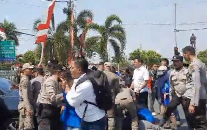 Aksi Demonstrasi PC PMII Tuban Mendapatkan Tindakan Represif Dari Anggota Polres Tuban