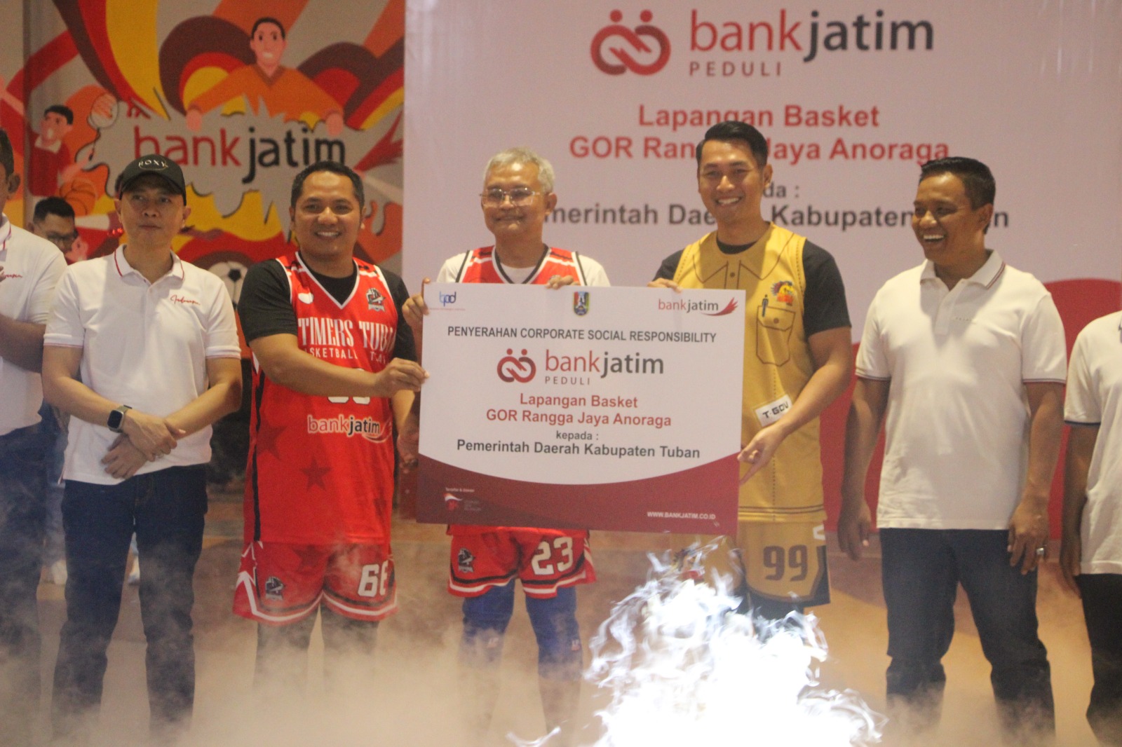 Penyerahan Simbolis CSR Bank Jatim Dibarengi Dengan Pertandingan Exibisi Bola Basket