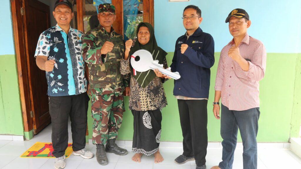 Kodim 0811 Tuban Kolaborasi Dengan PLN Nusantara Power UP Tanjung Awar-awar Tuban Bangun Rumah Tidak Layak Huni