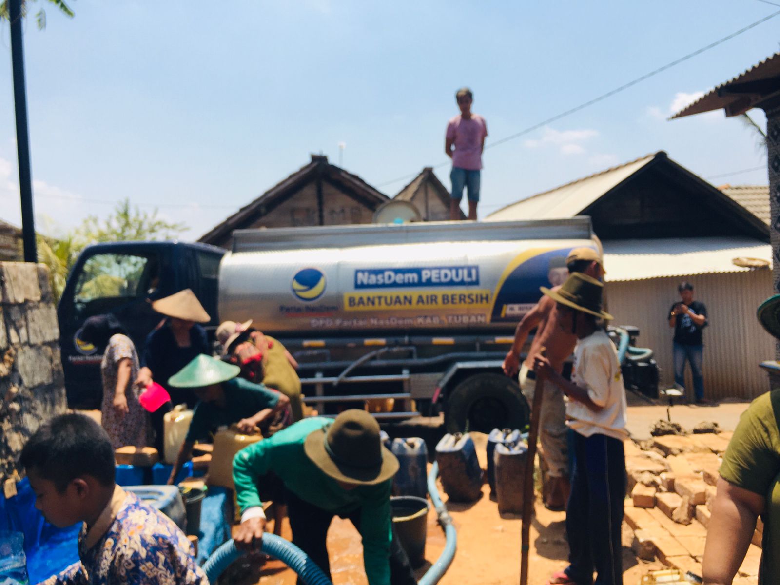 Warga Sidonganti Serbu Tangki Air Bersih, Bantuan dari Nasdem Tuban