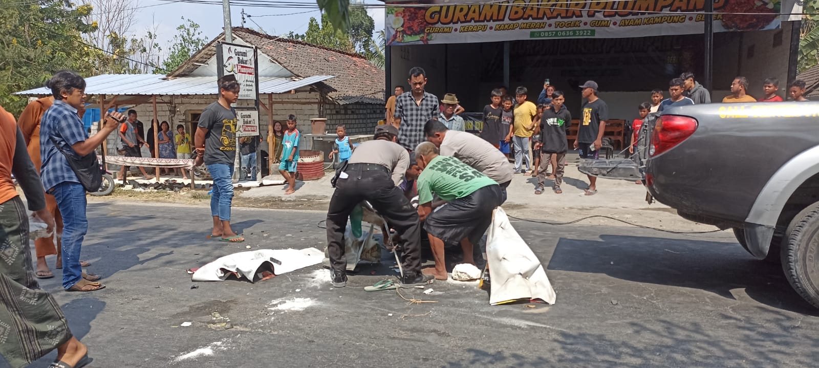 Gara-gara Kebel Mengganggu Fungsi Jalan, Pengendara Motor Jatuh dan Terlindas Truk