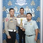 Jasa Raharja Serahkan Penghargaan dan Trophy Juara 1 ke Satlantas Polres Tuban