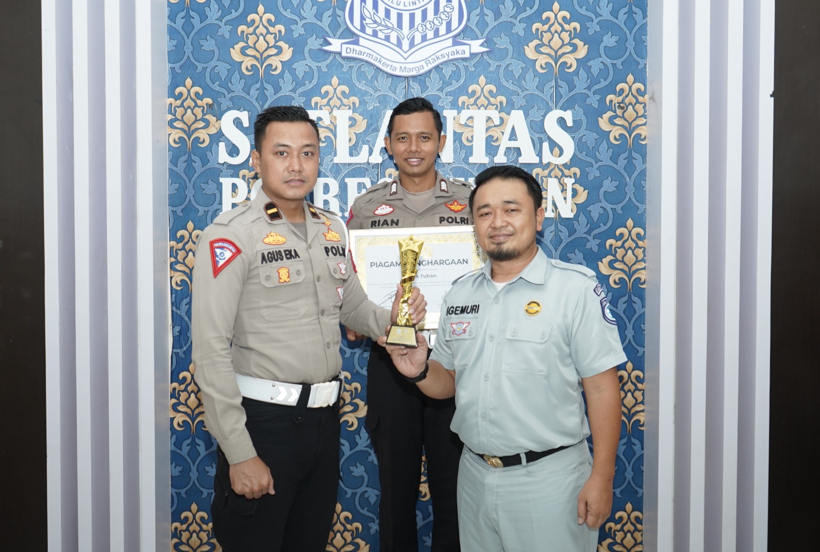 Jasa Raharja Serahkan Penghargaan dan Trophy Juara 1 ke Satlantas Polres Tuban