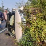 Diduga Tak Fokus, Mobil Tabrak Pohon dan Terguling di Depan Kantor DPRD Tuban