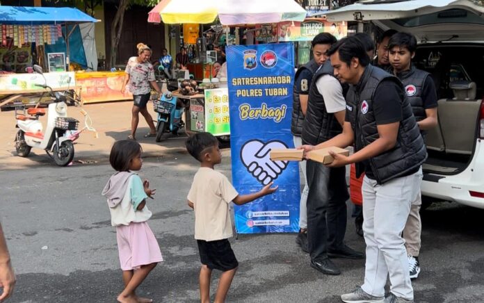 Jumat Berkah, Sat Resnarkoba Polres Tuban Rutin Berbagi Ratusan Nasi Kotak