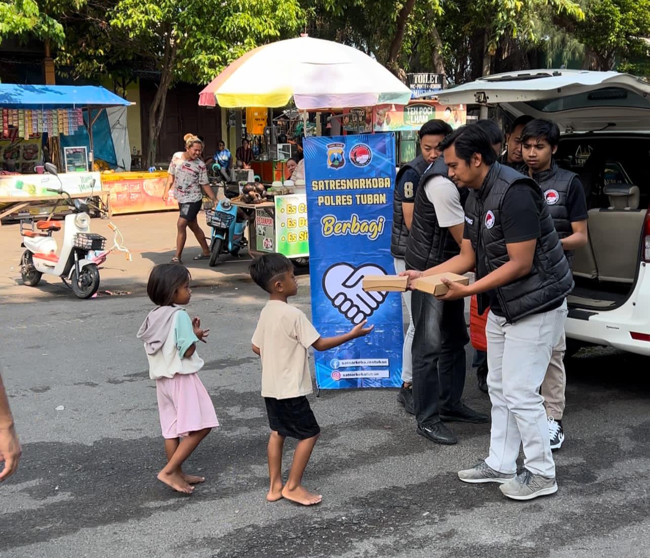 Jumat Berkah, Sat Resnarkoba Polres Tuban Rutin Berbagi Ratusan Nasi Kotak