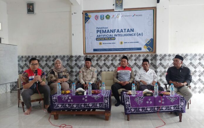 Sambutan perwakilan dari PT Pertamina didampingi Ketua PCNU Tuban dan Ketua RPS Tuban di di SMK Plus Al Hadi, Desa Banjararum, Kecamatan Rengel, Kabupaten Tuban