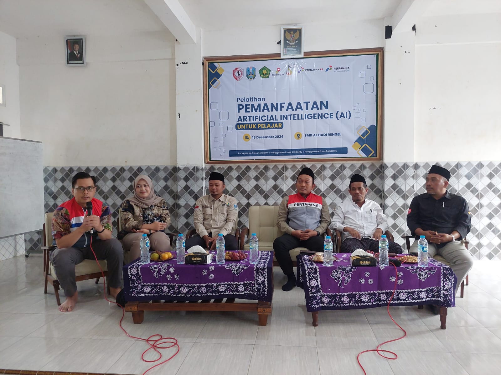 Sambutan perwakilan dari PT Pertamina didampingi Ketua PCNU Tuban dan Ketua RPS Tuban di di SMK Plus Al Hadi, Desa Banjararum, Kecamatan Rengel, Kabupaten Tuban