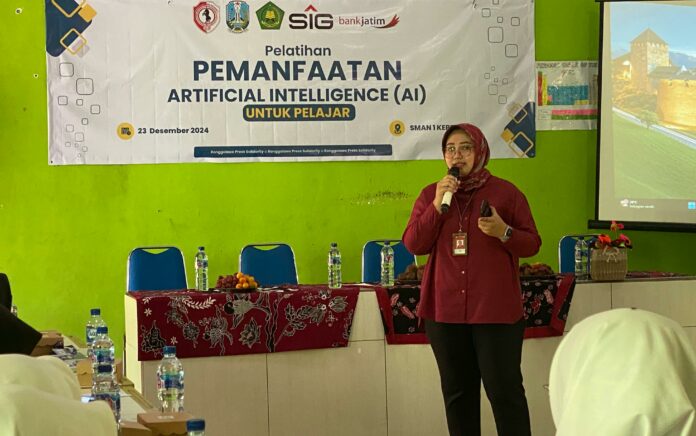 Perwakilan dari Bank Jatim Cabang Tuban saat memberikan sosialisasi kepada peserta pelatihan AI di SMA Kerek Kabupaten Tuban.