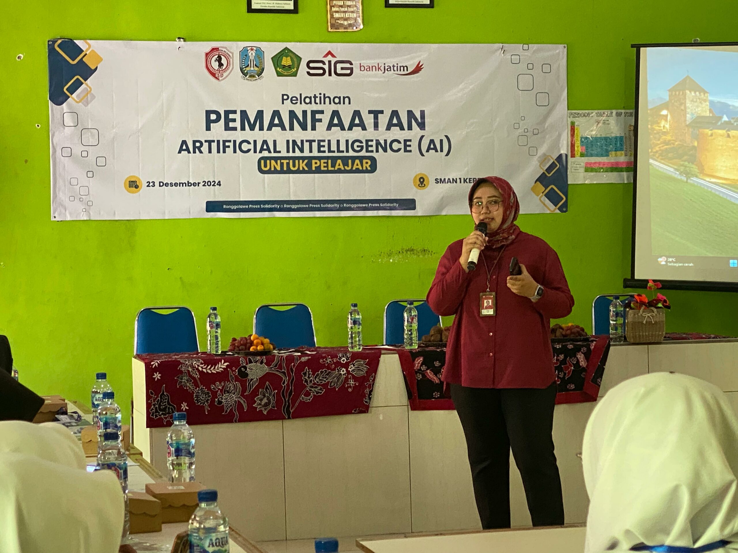 Perwakilan dari Bank Jatim Cabang Tuban saat memberikan sosialisasi kepada peserta pelatihan AI di SMA Kerek Kabupaten Tuban.