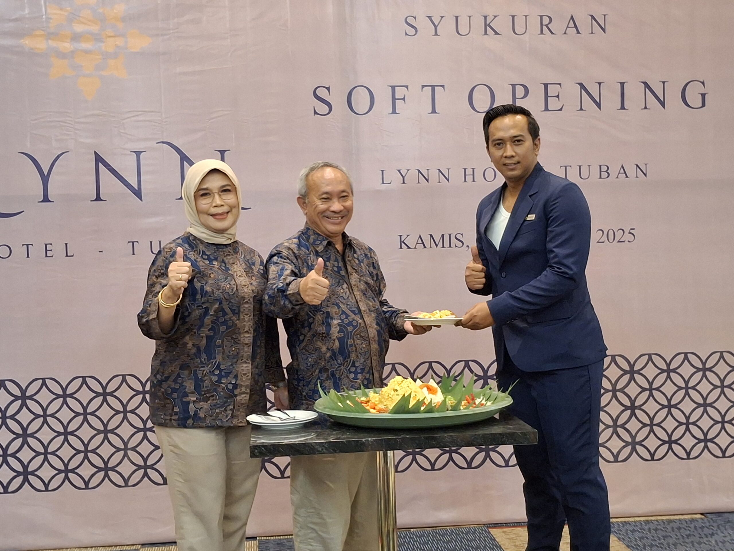 Owner Lynn Group, Mochammad Nadjib didampingi Istri menyerahkan potongan tumpeng kepada General Manager Lynn Hotel Tuban, Martin T.W di acara Soft Opening LYNN Hotel Tuban. (Foto: Suwanto)