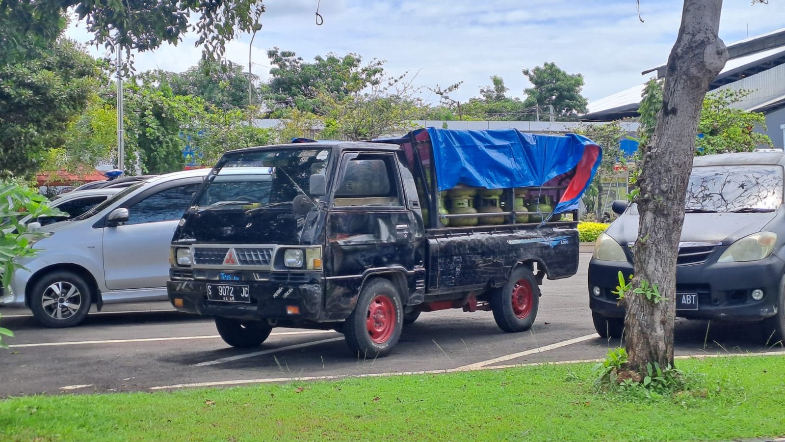 Sebuah mobil pick up bermuatan elpiji bersubsidi ukuran 3 kilogram diamankan di halaman Mapolres Tuban sebagai barang bukti (foto: Istimewa)