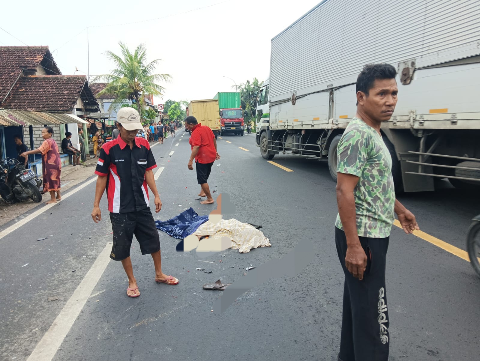 Korban kecelakaan lalu lintas di Jalan Pantura Tuban (Foto: Istimewa)