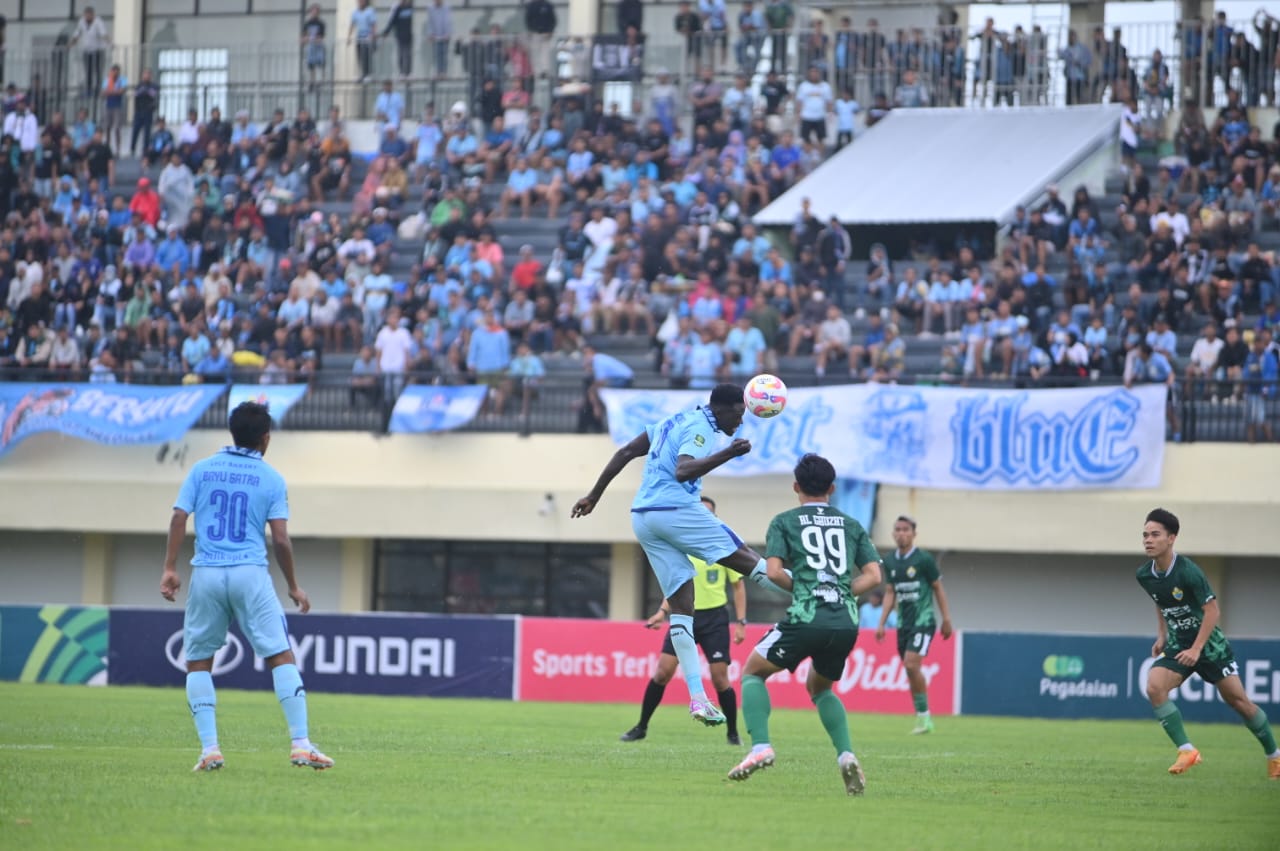 Laga pertandingan babak 8 besar di Liga 2 antara tim Persela Lamongan melawan PSKC Cimahi sedang berlangsung di Stadion Tuban Sport Center. (Foto istimewa)