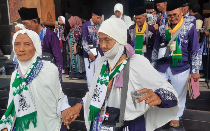 Diiringi Tangis Haru, Ribuan Jemaah Calon Haji Tuban Diberangkatkan