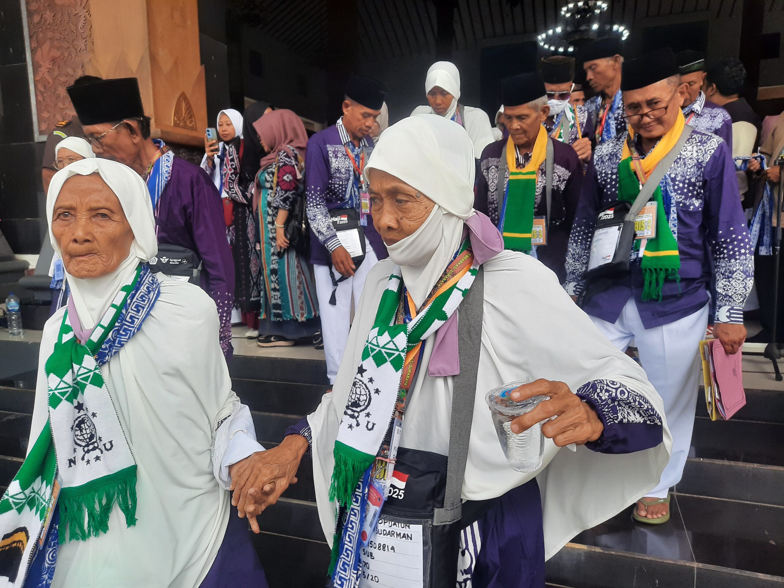 Diiringi Tangis Haru, Ribuan Jemaah Calon Haji Tuban Diberangkatkan