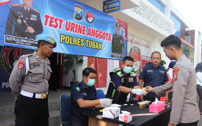 Anggota Polres Tuban sangat antusias mengikuti tes urine yang digelar oleh Satreskoba Polres Tuban. (Beritabaru.co)