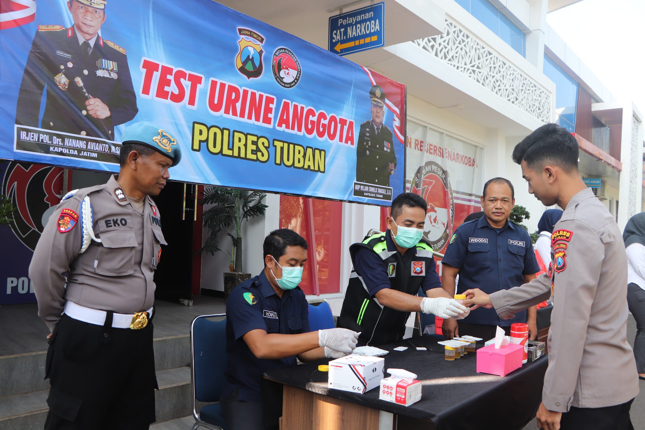 Anggota Polres Tuban sangat antusias mengikuti tes urine yang digelar oleh Satreskoba Polres Tuban. (Beritabaru.co)