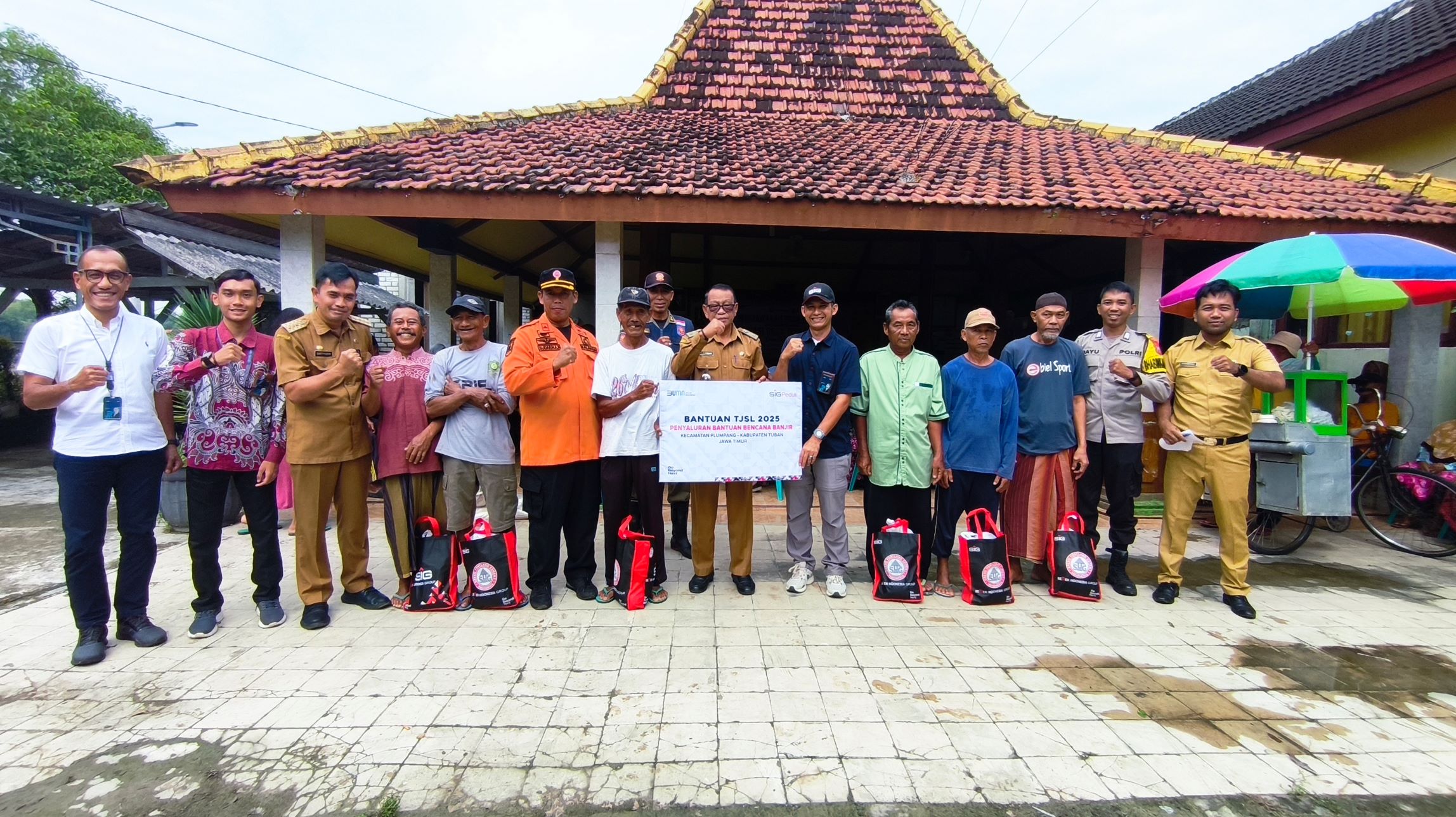 SIG Pabrik Tuban Hadir untuk Warga Terdampak Banjir di Desa Kebomelati