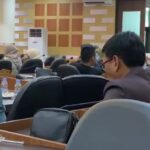 Ngebul! Anggota DPRD Tuban Dari Golkar Asik Ngevape Saat Paripurna
