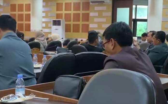 Ngebul! Anggota DPRD Tuban Dari Golkar Asik Ngevape Saat Paripurna