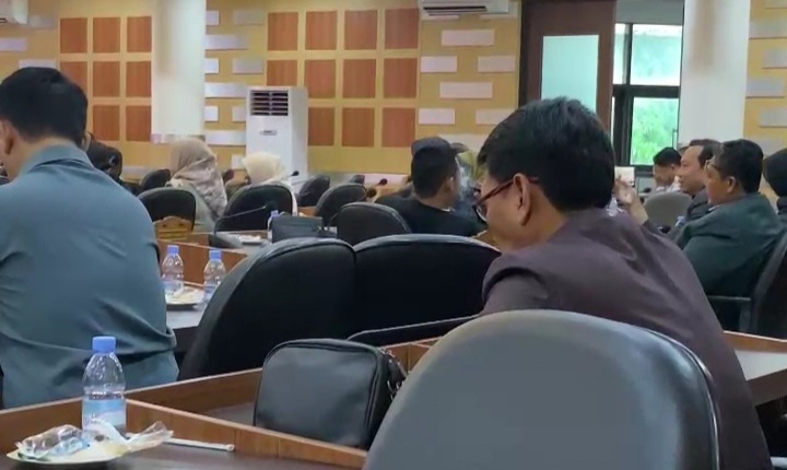 Ngebul! Anggota DPRD Tuban Dari Golkar Asik Ngevape Saat Paripurna